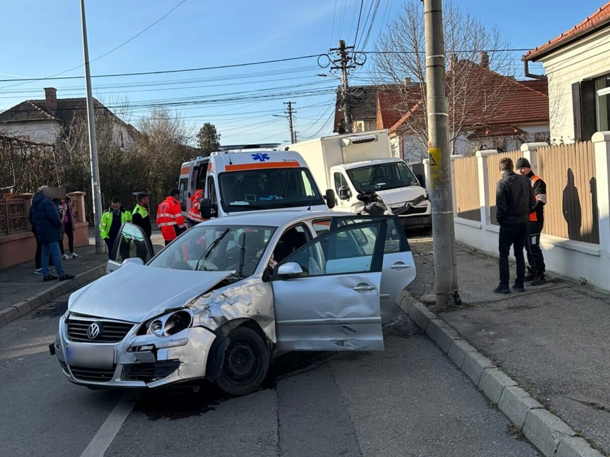 foto: accident în cartierul trei stejari - șofer de 19 ani, dus la spital