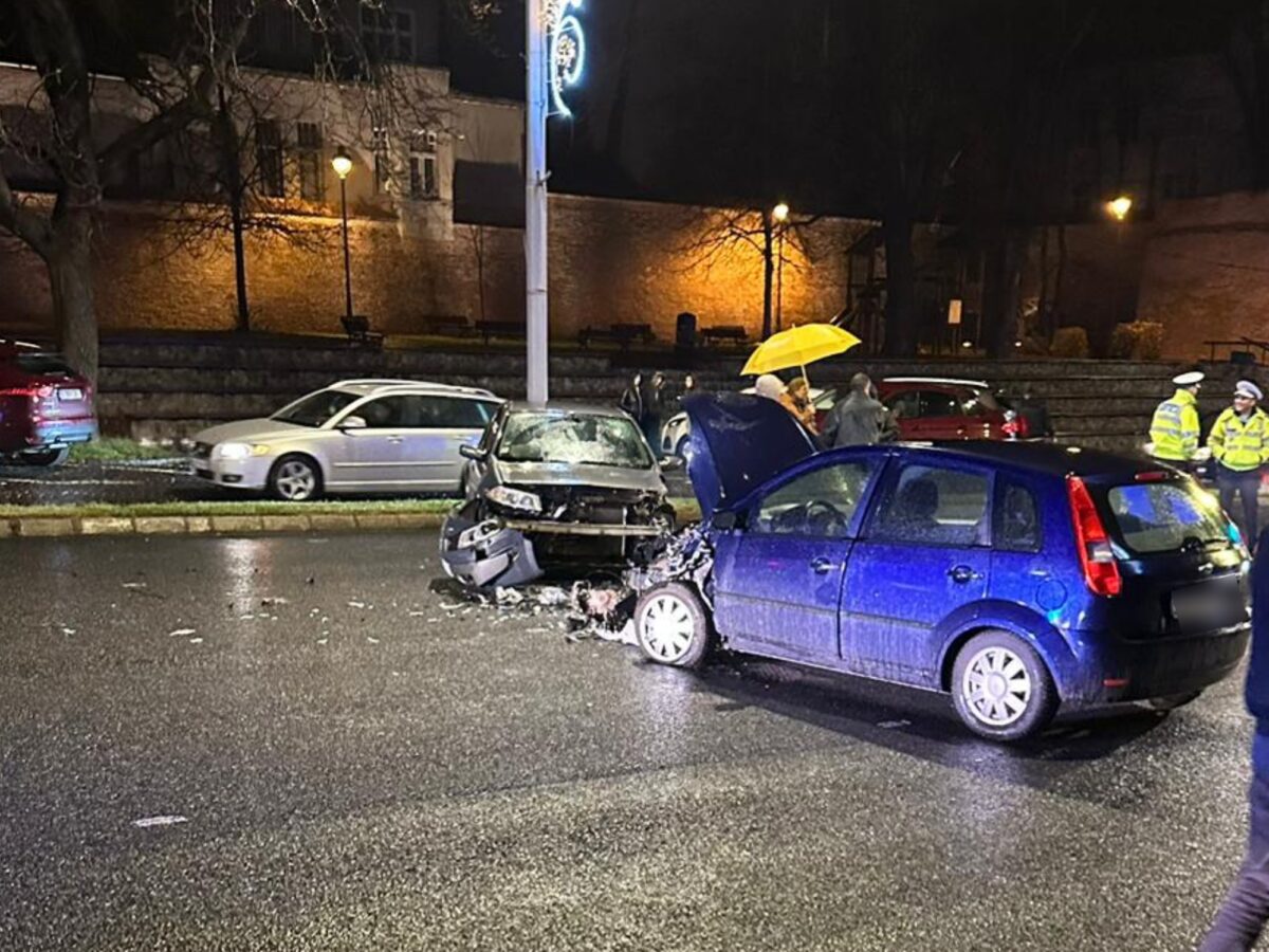 VIDEO: Două mașini s-au ciocnit pe bulevardul Coposu din Sibiu - Trafic îngreunat