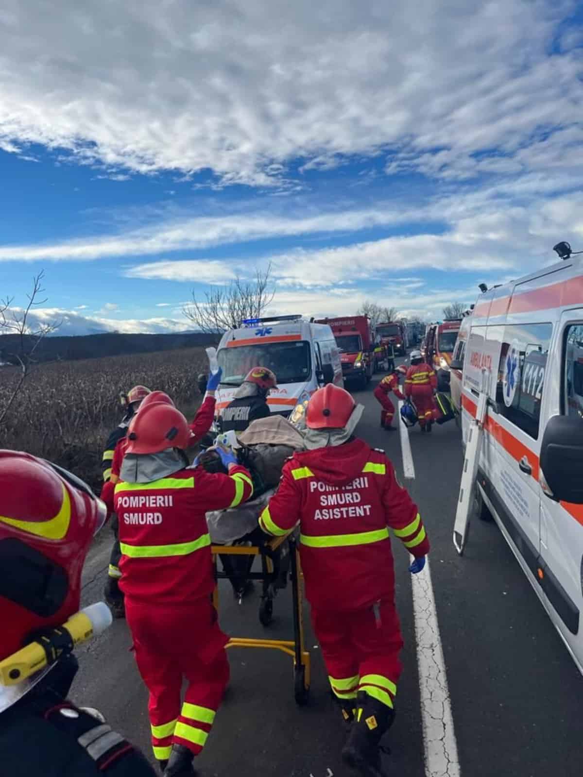 update: accident grav la cornățel - cinci persoane rănite, două încarcerate - o femeie a murit