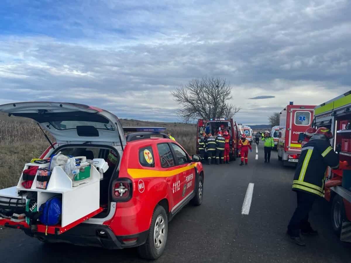 update: accident grav la cornățel - cinci persoane rănite, două încarcerate - o femeie a murit