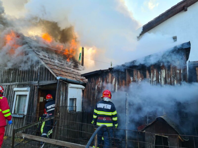 video - incendiu pe strada coșbuc din șelimbăr - a luat foc o afumătoare improvizată