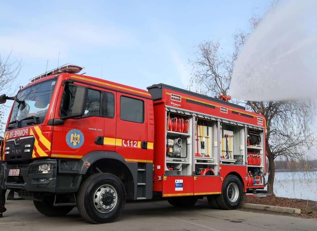 foto: o autospecială cu o capacitate de 4.000 litri de apă a intrat în dotarea isu sibiu