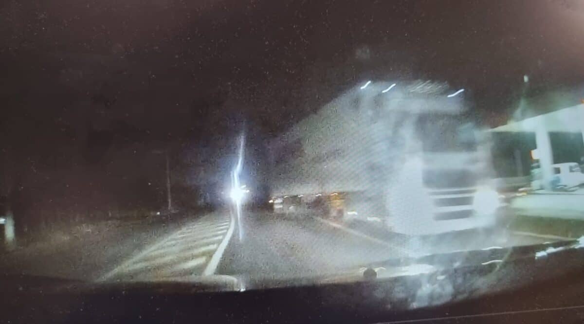 video: șofer de tir pe contrasens în cristian - „am evitat la limită un accident”