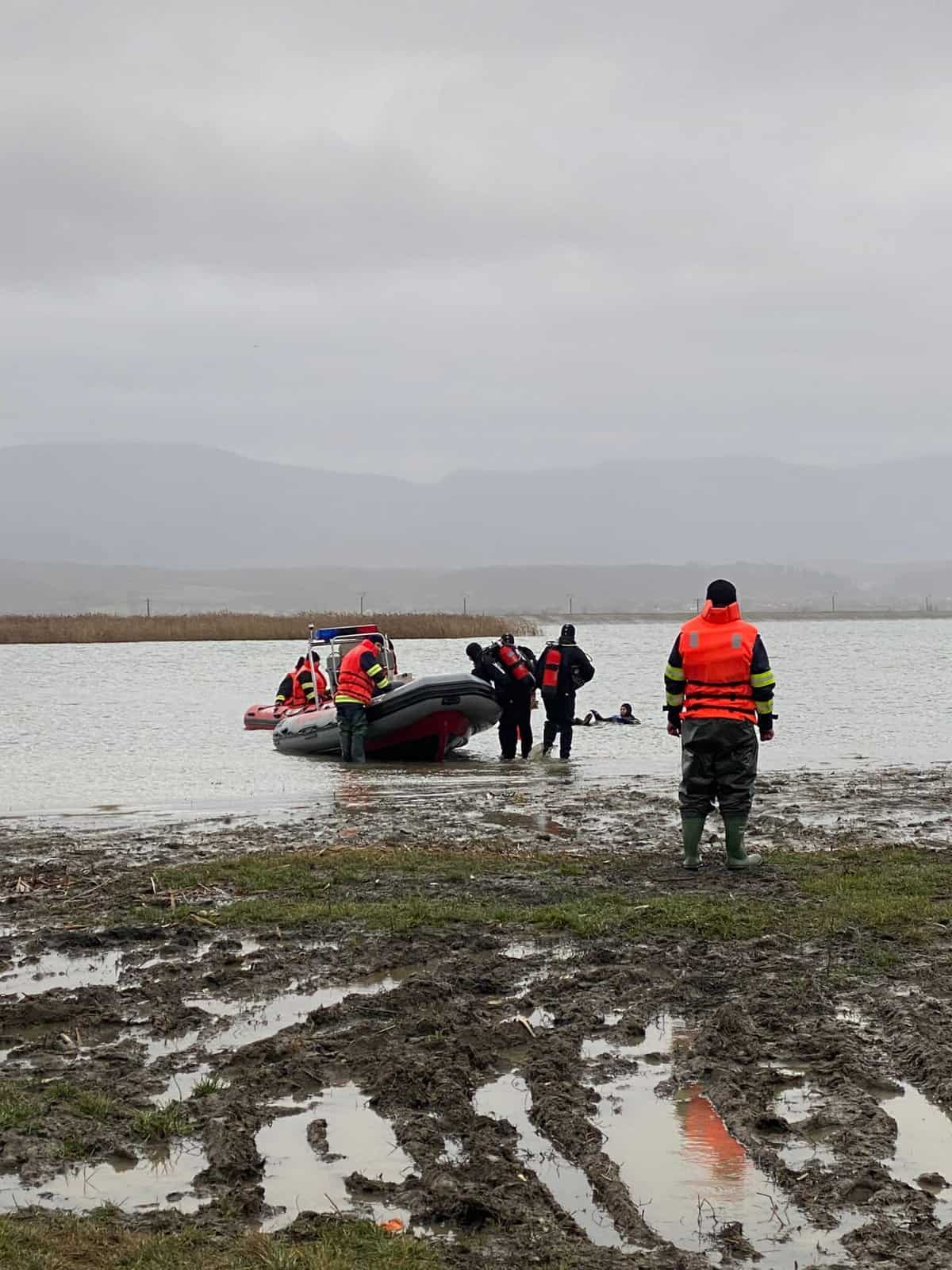 FOTO: Trupul sibianului dispărut în Olt, căutat de pompieri și salvamontiști - Prietenul lui, găsit mort