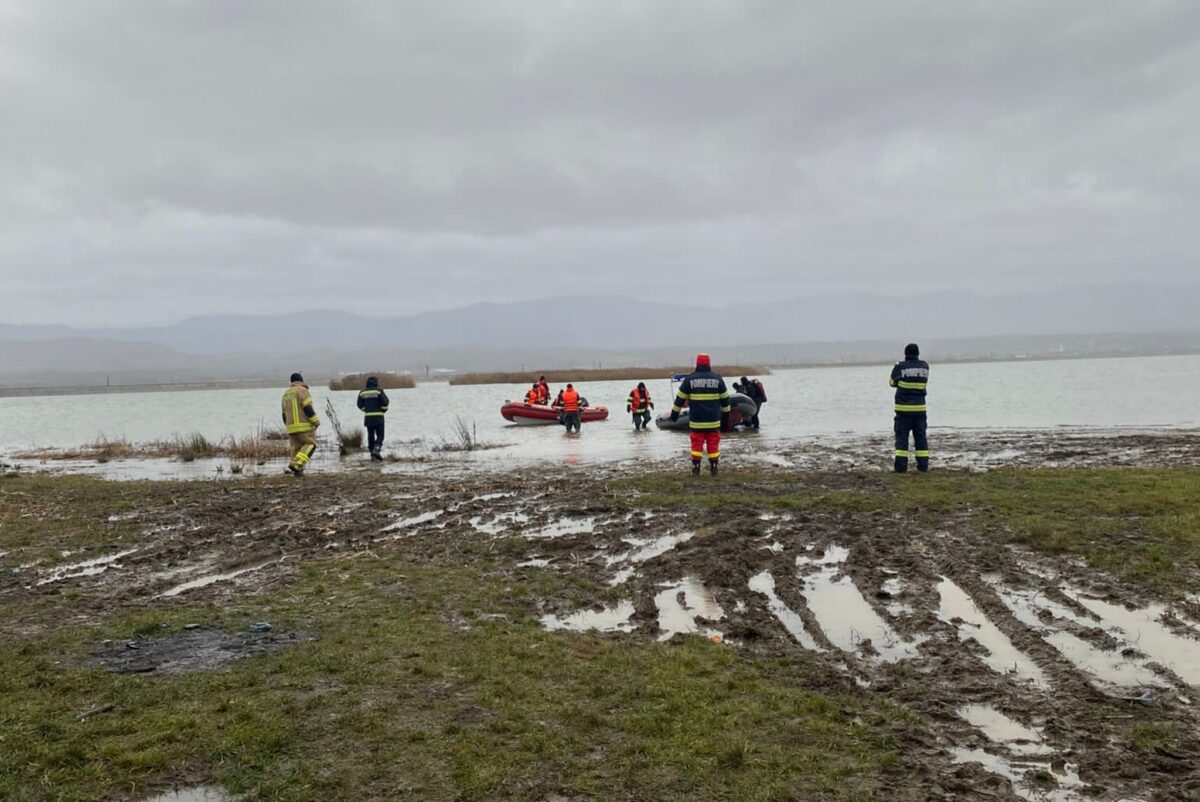 FOTO: Trupul sibianului dispărut în Olt, căutat de pompieri și salvamontiști - Prietenul lui, găsit mort