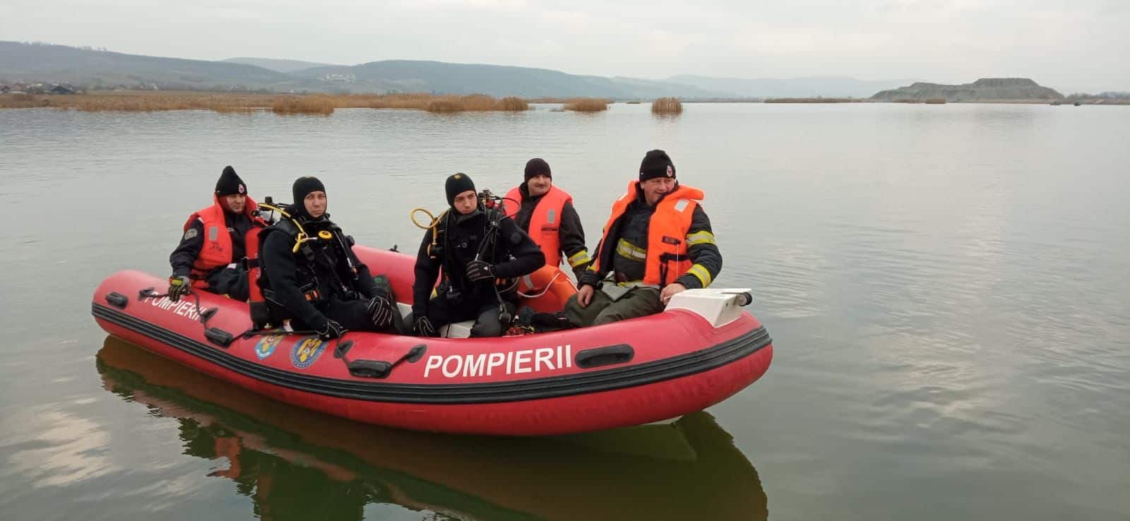 FOTO: Trupul sibianului dispărut în Olt, căutat de pompieri și salvamontiști - Prietenul lui, găsit mort