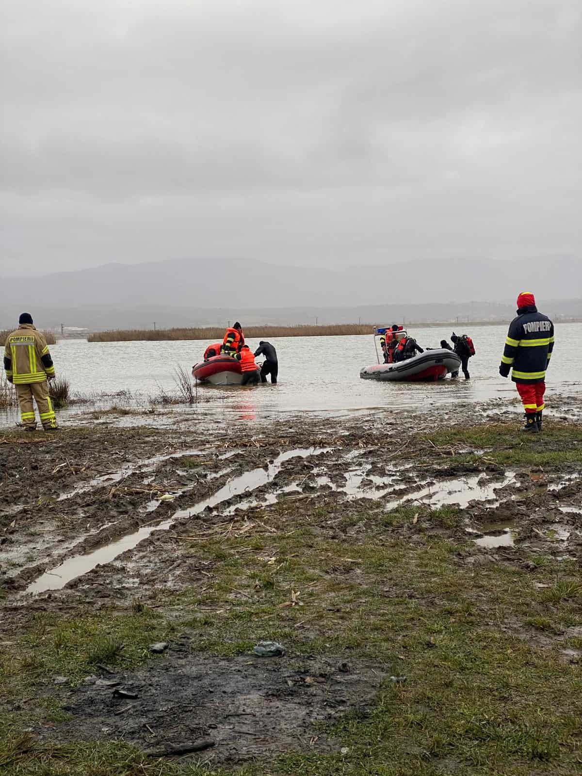 FOTO: Trupul sibianului dispărut în Olt, căutat de pompieri și salvamontiști - Prietenul lui, găsit mort