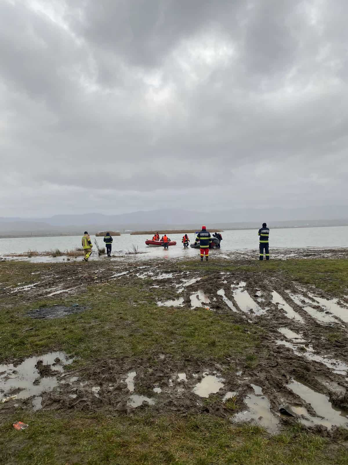 FOTO: Trupul sibianului dispărut în Olt, căutat de pompieri și salvamontiști - Prietenul lui, găsit mort