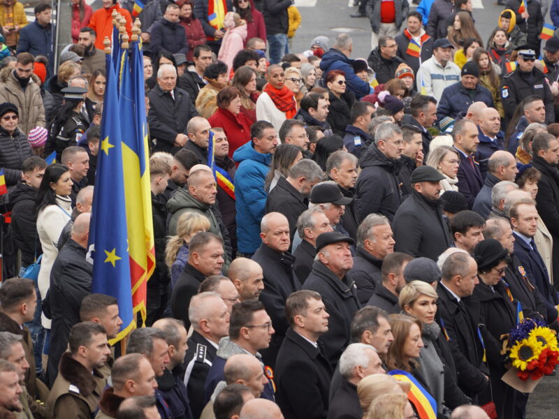 foto video - în lipsa unei parade, sibienii s-au înghesuit să vadă ceremonia de depuneri de coroane de la cercul militar