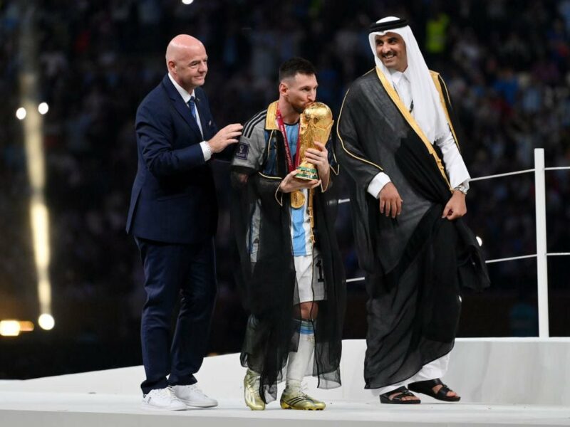 semnificația pelerinei purtată de messi la primirea cupei mondiale - doar șeicii o mai îmbracă