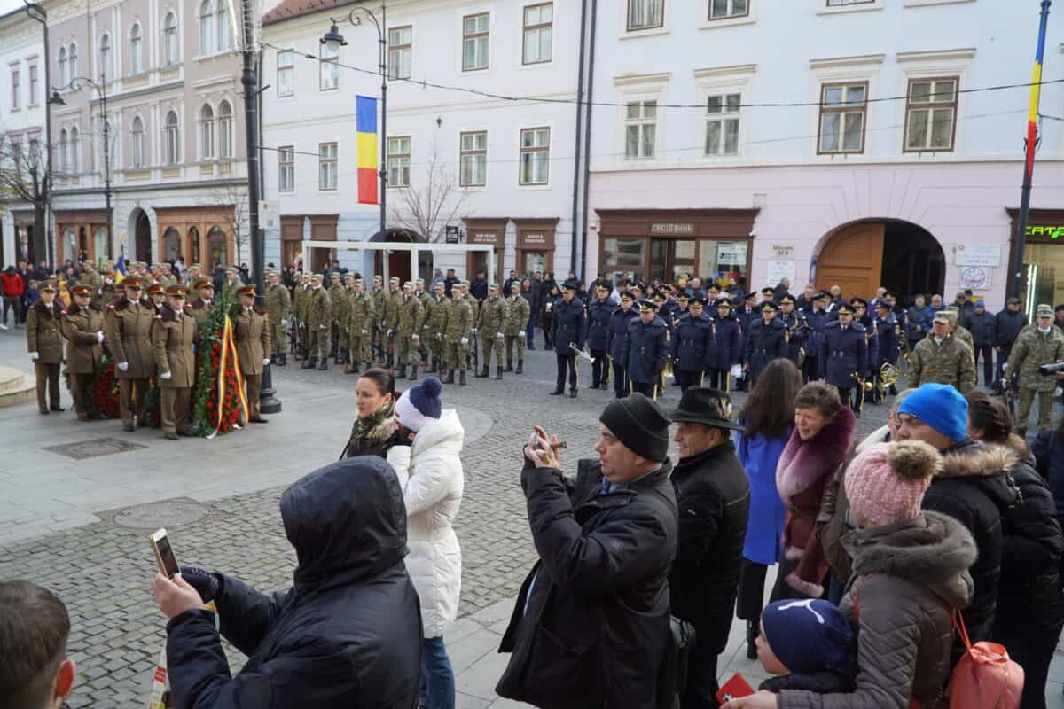 FOTO Politicieni și zeci de sibieni la ceremonia de 1 Decembrie de la Sibiu - Au fost depuse coroane și jerbe de flori