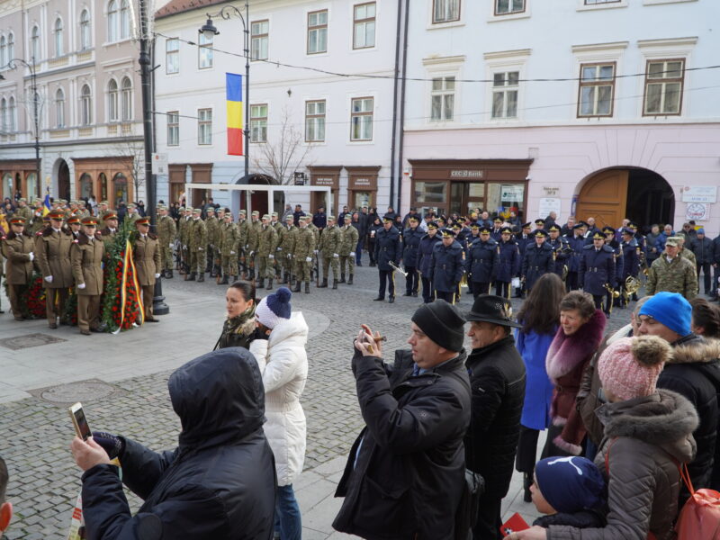 foto politicieni și zeci de sibieni la ceremonia de 1 decembrie de la sibiu - au fost depuse coroane și jerbe de flori