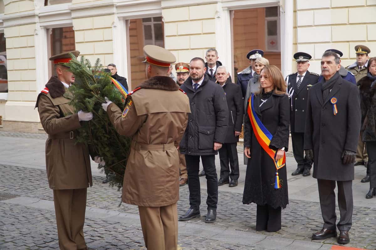 FOTO Politicieni și zeci de sibieni la ceremonia de 1 Decembrie de la Sibiu - Au fost depuse coroane și jerbe de flori