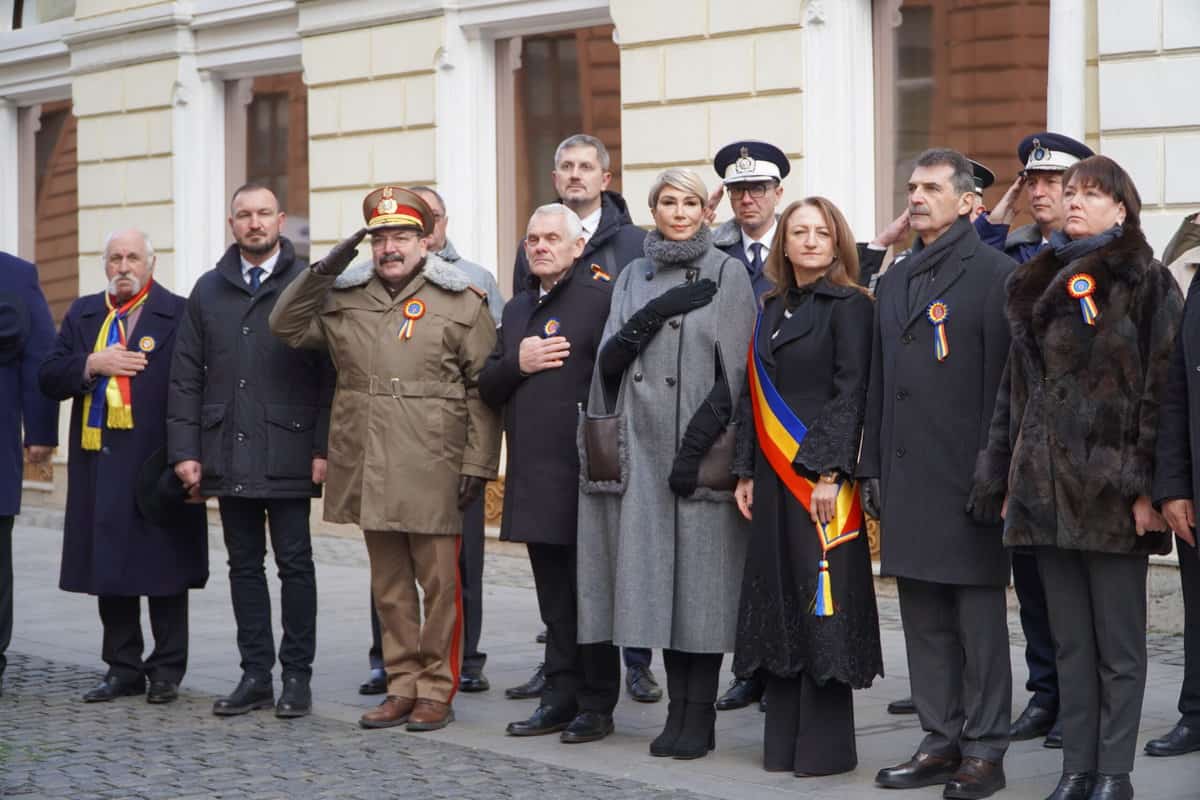 FOTO Politicieni și zeci de sibieni la ceremonia de 1 Decembrie de la Sibiu - Au fost depuse coroane și jerbe de flori