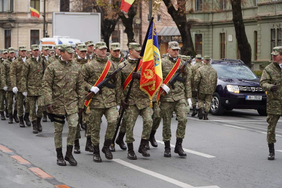 FOTO Politicieni și zeci de sibieni la ceremonia de 1 Decembrie de la Sibiu - Au fost depuse coroane și jerbe de flori