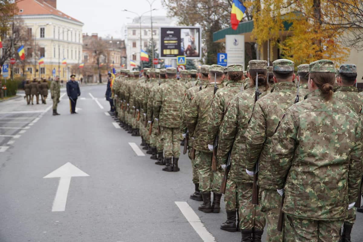 FOTO Politicieni și zeci de sibieni la ceremonia de 1 Decembrie de la Sibiu - Au fost depuse coroane și jerbe de flori