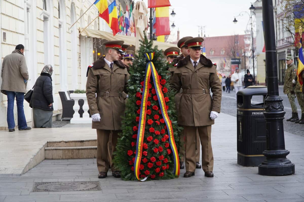 FOTO Politicieni și zeci de sibieni la ceremonia de 1 Decembrie de la Sibiu - Au fost depuse coroane și jerbe de flori