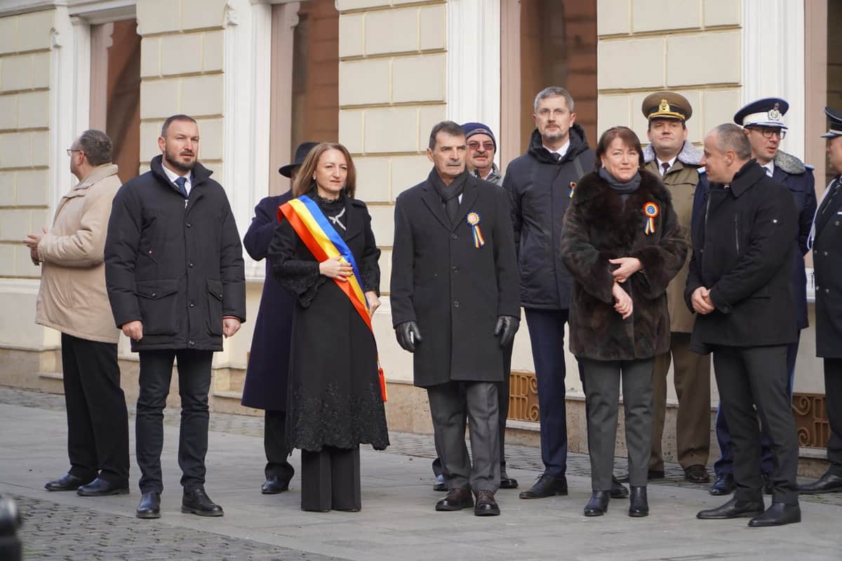 FOTO Politicieni și zeci de sibieni la ceremonia de 1 Decembrie de la Sibiu - Au fost depuse coroane și jerbe de flori