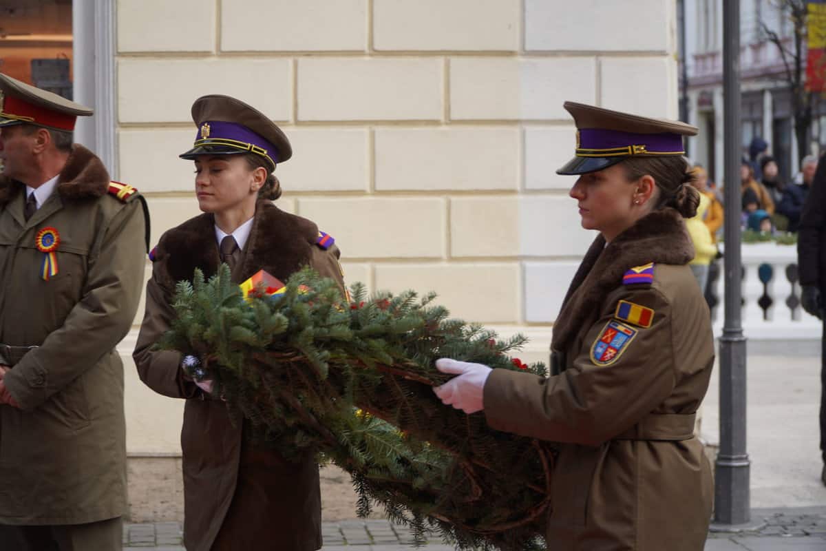 FOTO Politicieni și zeci de sibieni la ceremonia de 1 Decembrie de la Sibiu - Au fost depuse coroane și jerbe de flori