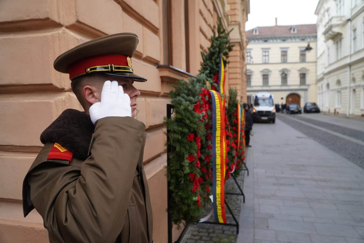 FOTO Politicieni și zeci de sibieni la ceremonia de 1 Decembrie de la Sibiu - Au fost depuse coroane și jerbe de flori