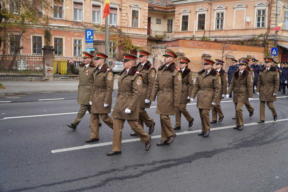 FOTO Politicieni și zeci de sibieni la ceremonia de 1 Decembrie de la Sibiu - Au fost depuse coroane și jerbe de flori