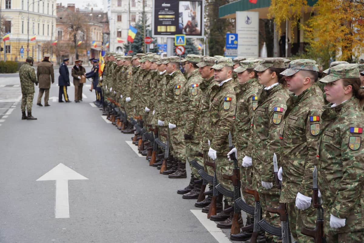 FOTO Politicieni și zeci de sibieni la ceremonia de 1 Decembrie de la Sibiu - Au fost depuse coroane și jerbe de flori