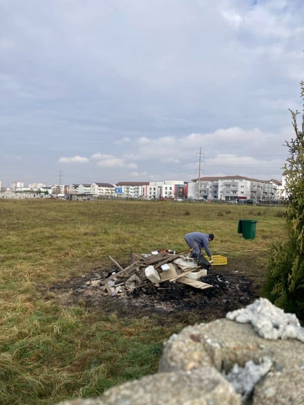 poluare în cartierul arhitecților - deșeuri din plastic arse două zile lângă gardul cimitirului municipal