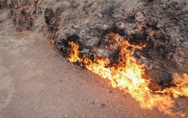 foto focul care arde neîncetat - de 4000 de ani nu se stinge nici când plouă, ninge sau bate vântul