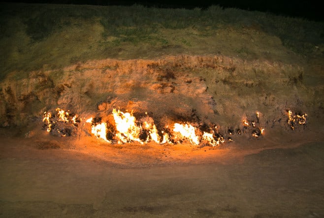 foto focul care arde neîncetat - de 4000 de ani nu se stinge nici când plouă, ninge sau bate vântul