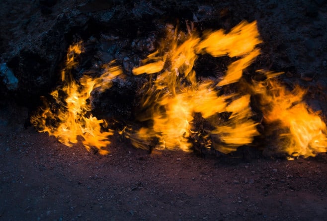 foto focul care arde neîncetat - de 4000 de ani nu se stinge nici când plouă, ninge sau bate vântul