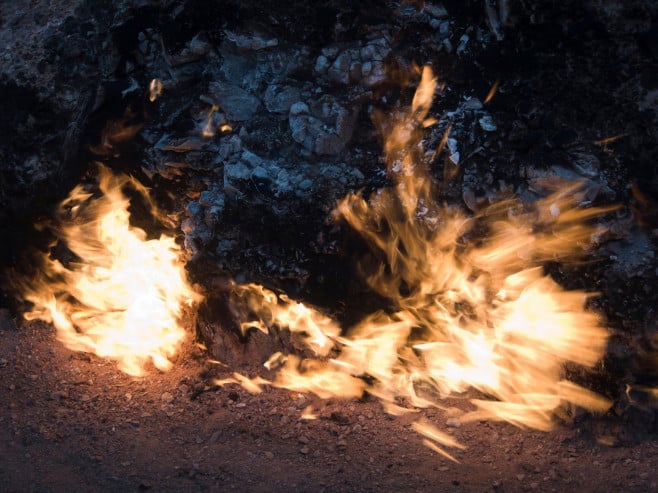 foto focul care arde neîncetat - de 4000 de ani nu se stinge nici când plouă, ninge sau bate vântul