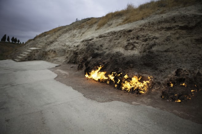 foto focul care arde neîncetat - de 4000 de ani nu se stinge nici când plouă, ninge sau bate vântul