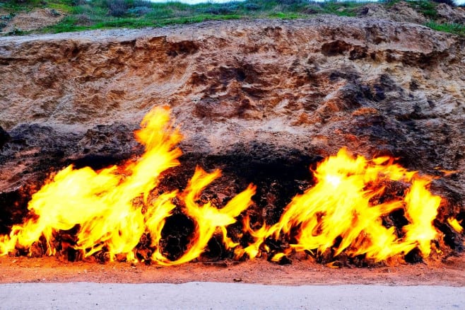 foto focul care arde neîncetat - de 4000 de ani nu se stinge nici când plouă, ninge sau bate vântul