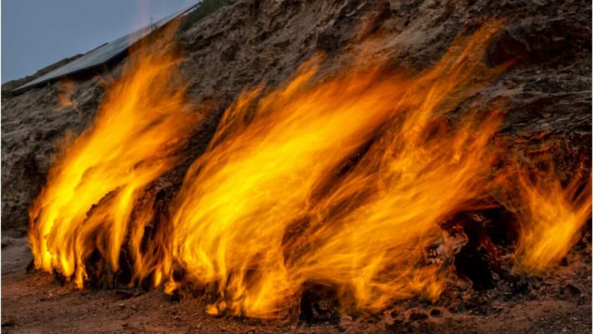 foto focul care arde neîncetat - de 4000 de ani nu se stinge nici când plouă, ninge sau bate vântul