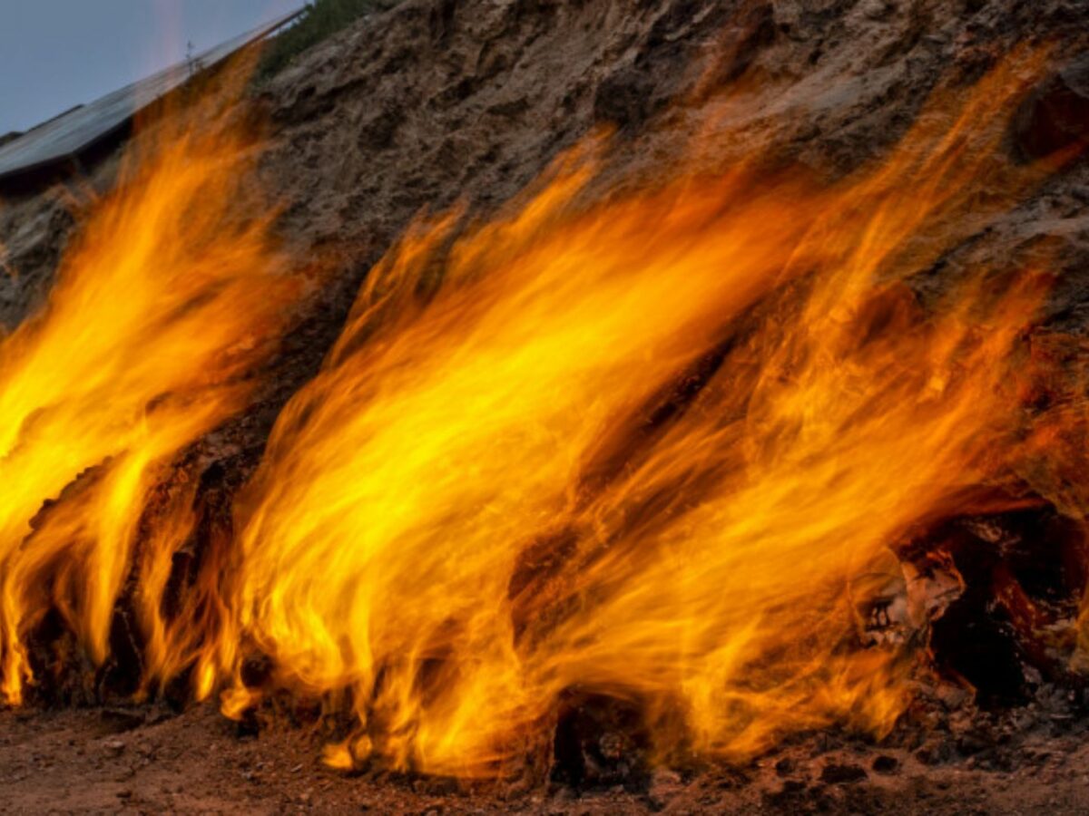 foto focul care arde neîncetat - de 4000 de ani nu se stinge nici când plouă, ninge sau bate vântul