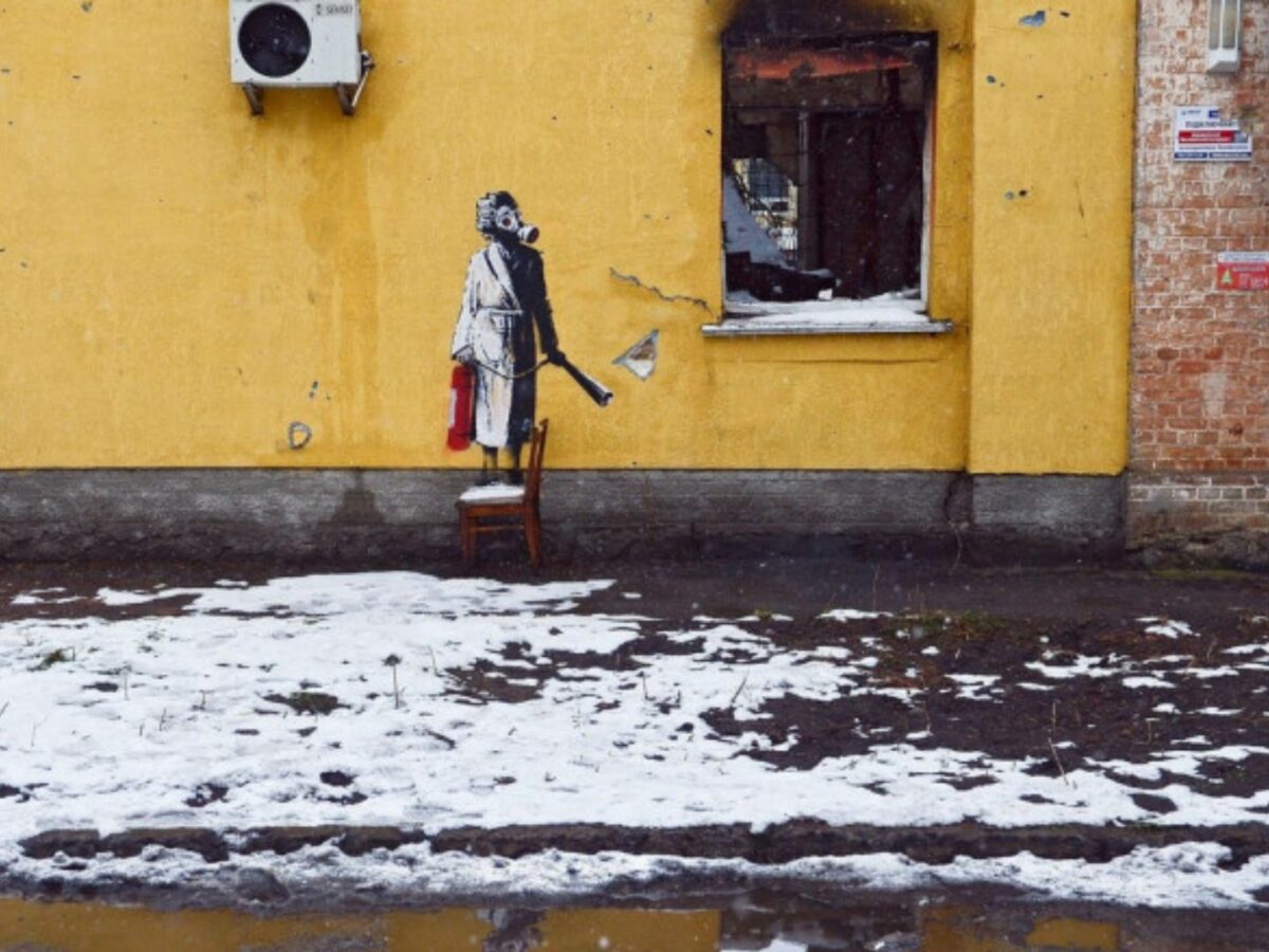 un graffiti realizat de banksy în ucraina a fost furat - mai multe persoane au decupat tencuiala