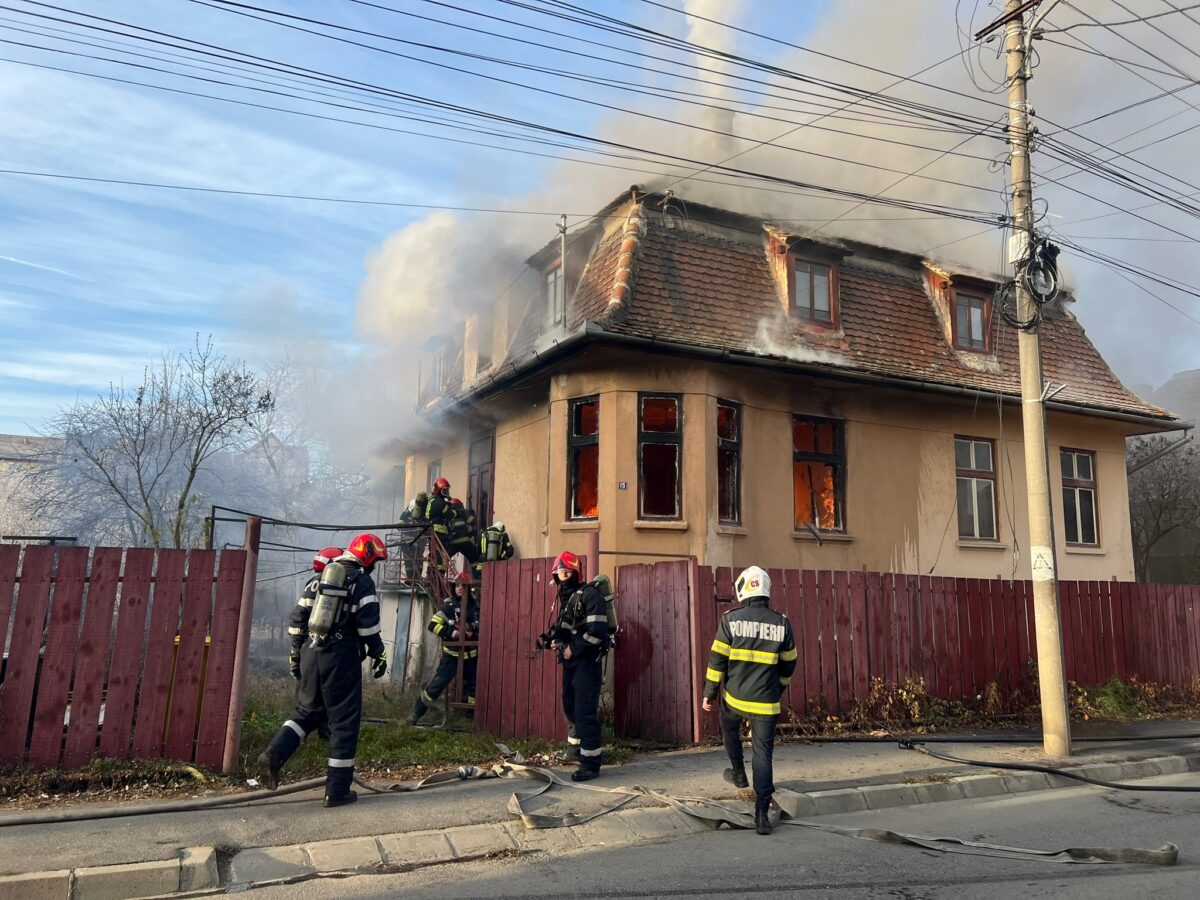 Incendiu la o casă nelocuită pe Moara de Scoarță - Focul ar fi fost pus intenționat