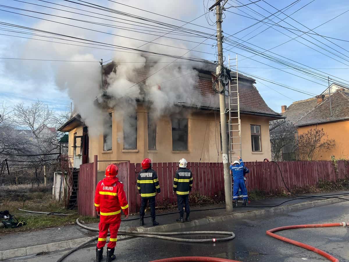 Incendiu la o casă nelocuită pe Moara de Scoarță - Focul ar fi fost pus intenționat