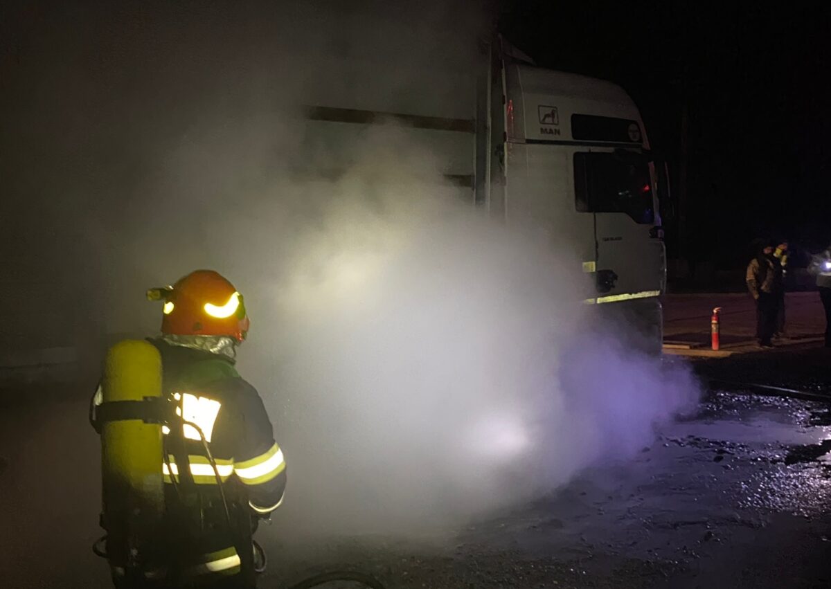 video: tir în flăcări pe valea oltului - era încărcat cu traverse de lemn