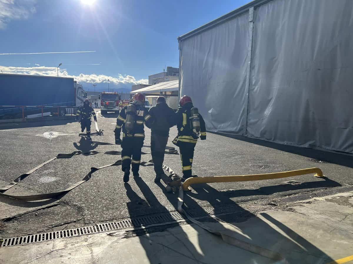 foto: exercițiu de amploare în zona industrială vest - a fost simulat un incendiu la o fabrică 