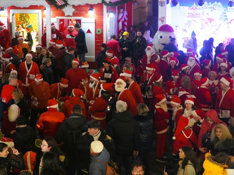 FOTO VIDEO Marea MoșMondeală de la Sibiu - Zeci de Moși Crăciun au animat centrul orașului la un maraton cu scopuri caritabile