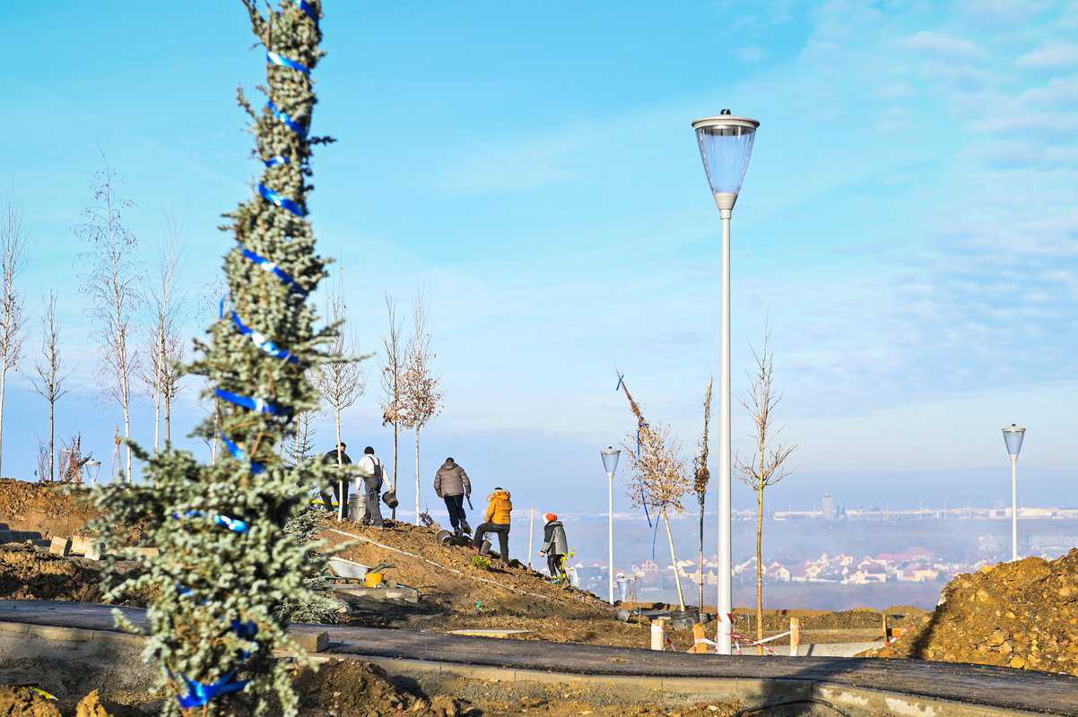 FOTO: Parcul Tilișca, mai aproape de deschidere - A început plantarea arborilor și plantelor