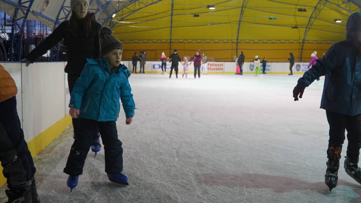 video și galerie foto - programul patinoarelor din sibiu și împrejurimi - cât costă distracția pe gheață iarna aceasta