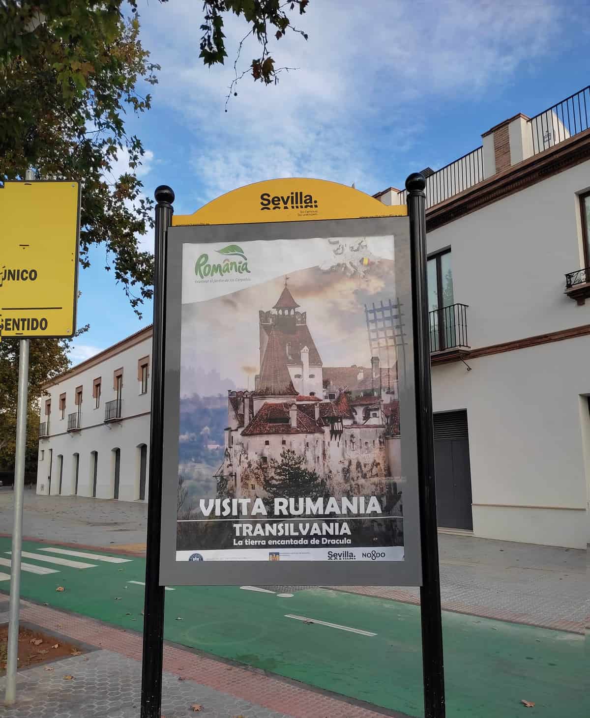 Destinații turistice din România, promovate în Sevilla - Imagini cu Transfăgărășanul și Biertan, amplasate pe străzi