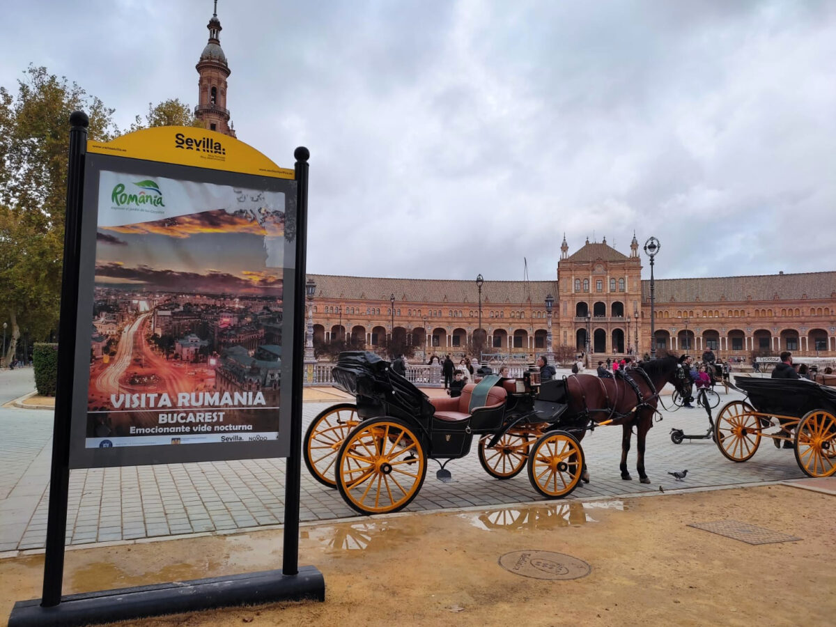 Destinații turistice din România, promovate în Sevilla - Imagini cu Transfăgărășanul și Biertan, amplasate pe străzi