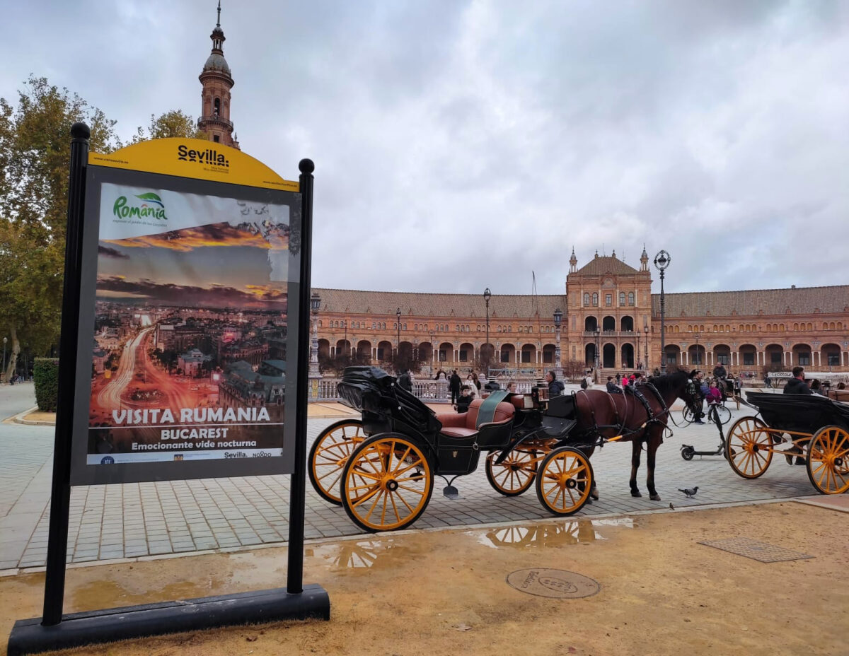 Destinații turistice din România, promovate în Sevilla - Imagini cu Transfăgărășanul și Biertan, amplasate pe străzi