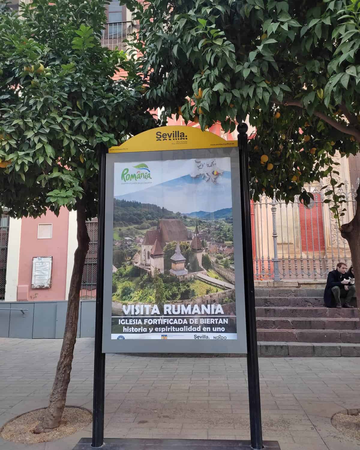 Destinații turistice din România, promovate în Sevilla - Imagini cu Transfăgărășanul și Biertan, amplasate pe străzi