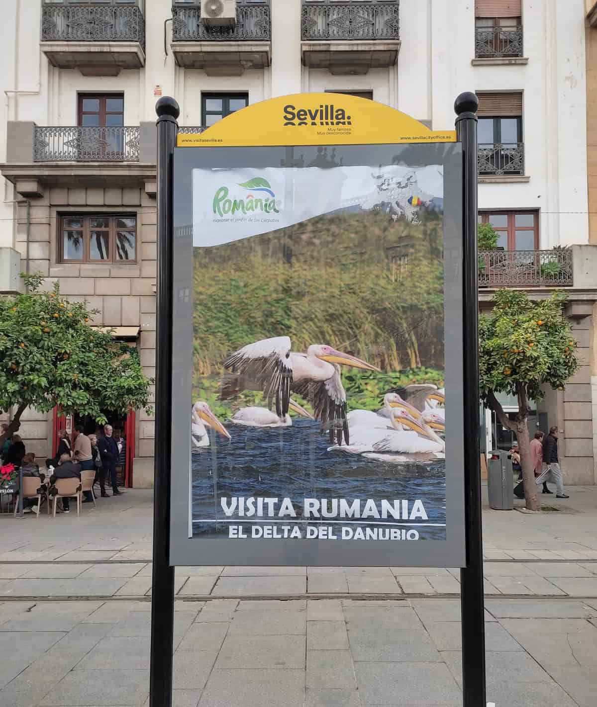 Destinații turistice din România, promovate în Sevilla - Imagini cu Transfăgărășanul și Biertan, amplasate pe străzi