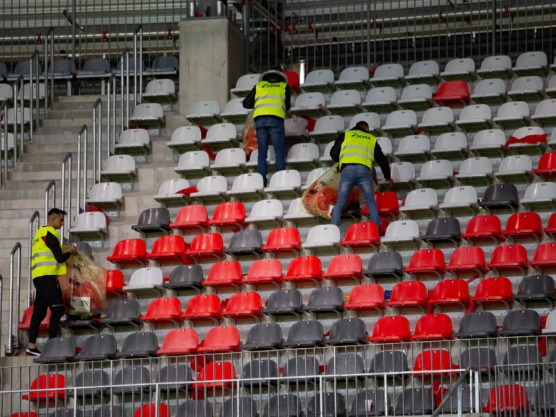 ce nu s-a văzut la deschiderea stadionului: mai mulți angajați soma, aflați în timpul liber, au strâns gunoaiele lăsate în urmă