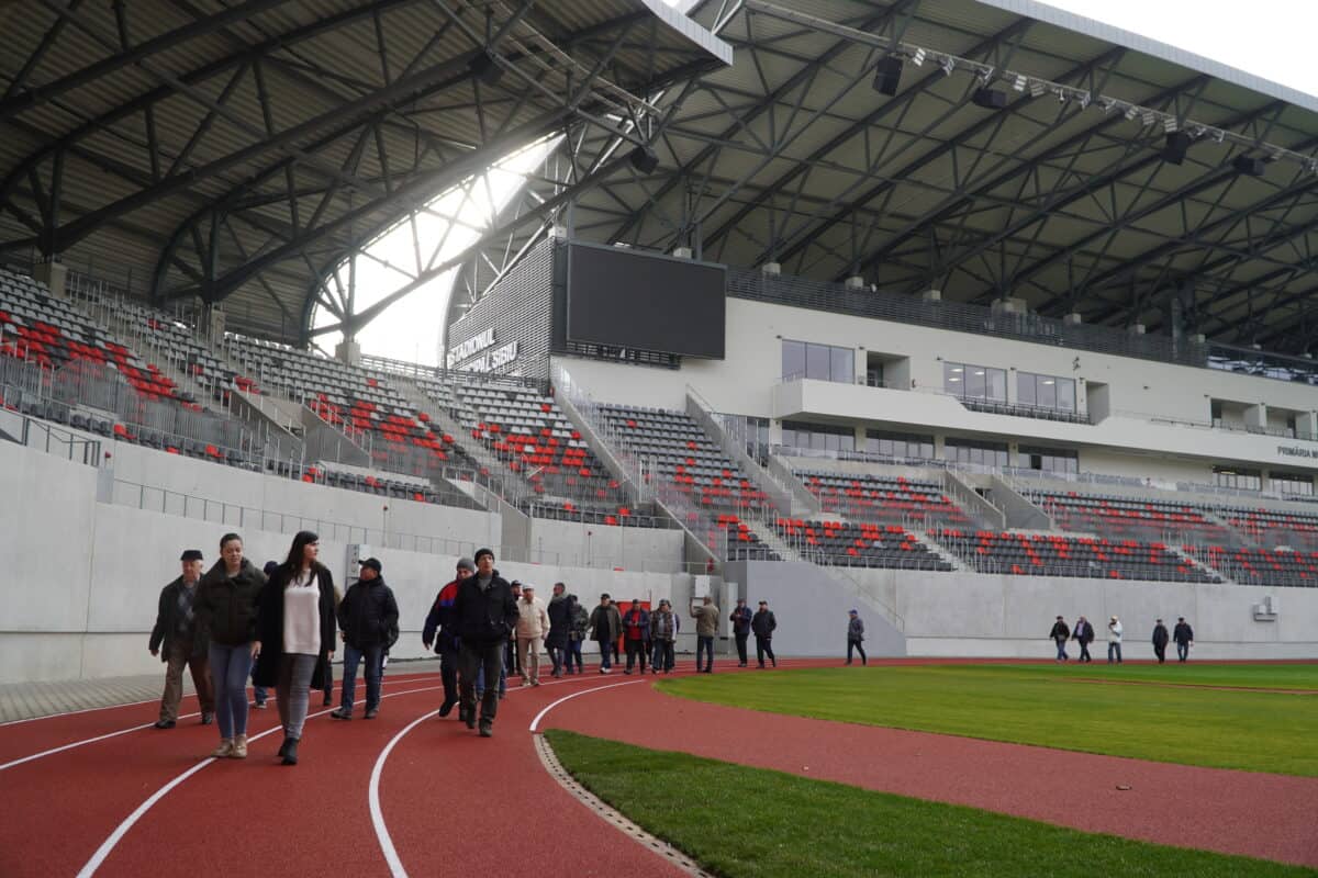 VIDEO Sibienii s-au înghesuit să vadă bijuteria de cinci stele a orașului - Stadionul Municipal i-a dat pe spate: “Este foarte frumos, grandios, încăpător”